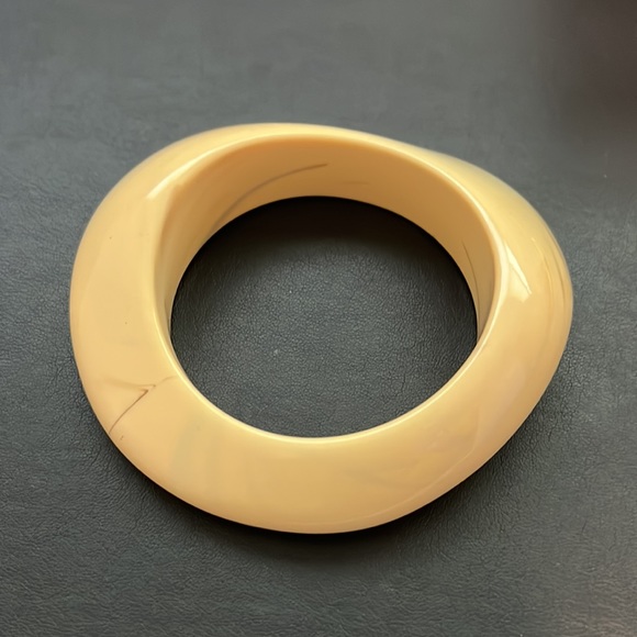 Vintage Plastic Bangle Bracelet, Cream, Black Swirl, Asymmetrical, Retro, Boho - Picture 5 of 9